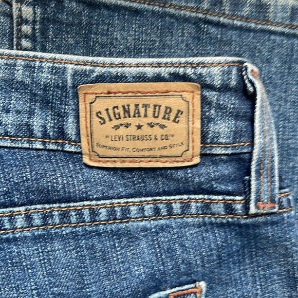 Levi’s signature low rise boot cut cotton jeans.  Size misses 10 medium. - Picture 7 of 7